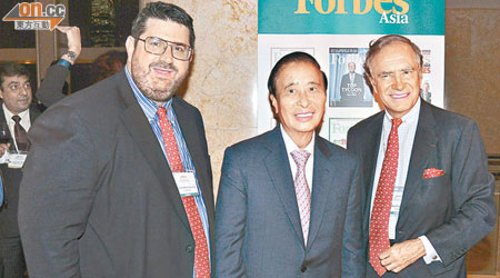李兆基（中）以贊助人身份出席福布斯頒獎禮晚宴，右為福布斯媒體副主席Christopher Forbes；左為福布斯亞洲總裁William Adamopoulos。