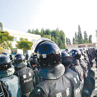 防暴警察與示威者對峙，工業園變身戰場。（互聯網圖片）