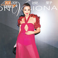 名媛薛芷倫以一襲桃紅色Gucci透視長裙亮相，美艷性感。