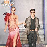 著名時裝設計師楊遠振（右）走T台自信淡定，台型不遜身旁超模。