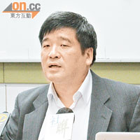 黃洪教授指出，政府派六千元等短期措施幫助不到匱乏人士長期生活困難。