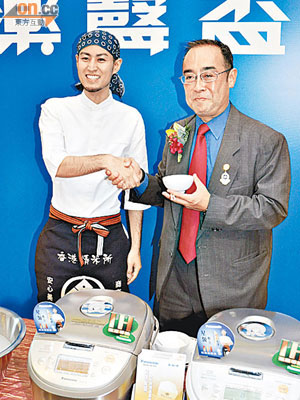 蒙德揚（右）話自己都有幫襯日本精米師出口友洋（左）嘅日本米，新鮮好食。