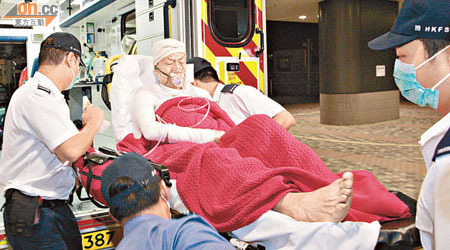 嚴重燒傷老翁被送院搶救。（蕭偉健攝）