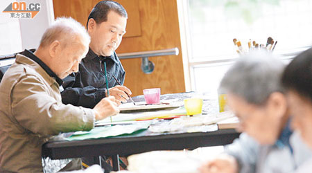 一次對話讓姜偉佳與復康中心舍友成立「藝聚畫社」，定期一起作畫。