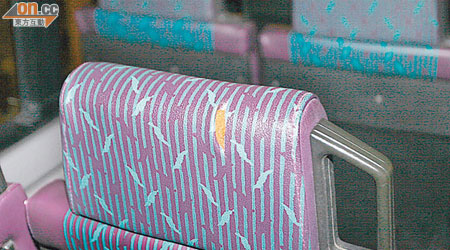 巴士座位椅背被鎅爛。（李子強攝）