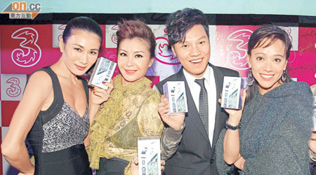 iPhone 4S Night Party<br>名模黃佩霞（左起）、藝人伍詠薇、東華總理王賢誌及名媛郭秀雲爭住加入iPhone 4S一族。