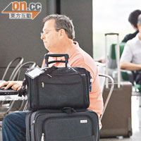 美國旅客Thomas Schmidt表示，機場免費WiFi常斷線。