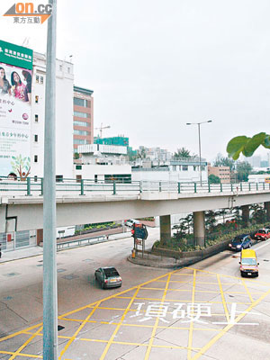 路中黃格被髹上「項硬上」三個大字，運輸署道路監察系統「天眼」，未有拍下「玩嘢王」行動。（吳建明攝）