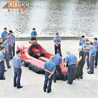 消防處及海事處人員早前在河上測試消防處的新氣墊船。