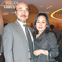 兩個月前娶新抱嘅前行政會議成員羅仲榮（左），同太太拍拖嚟撐劉家喜事。