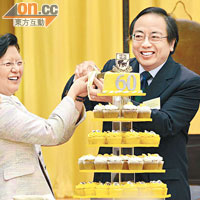 范徐麗泰（中）同徐立之（右）齊齊切cupcake，慶祝紀念堂六十「大壽」。