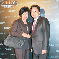 太子珠寶鐘錶主席鄧鉅明（右）同家姐朱鄧麗萍每期都追睇《FLASH on》。