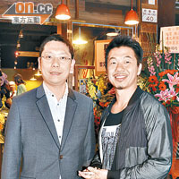 姚君達（右）由北京返港即刻嚟撐場，左為最低工資委員會成員黃傑龍。