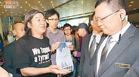 本身是選委的社民連立法會議員梁國雄（左）到會展示威，但未能進入會場。（胡耀威攝）