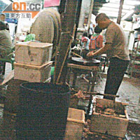 仁愛堂街有食肆廚工於行人路旁劏魚，垃圾與食物殘渣則放滿一地。