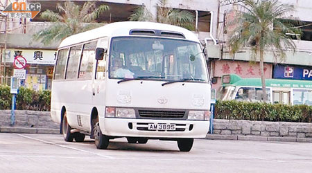 康文署轄下的小巴，違例停泊於西貢福民路旅遊巴士咪錶泊位。