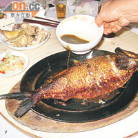 鐵板焗鰣魚係懷舊招牌菜。