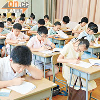 小學生要參與各類考試，讀書壓力很大。