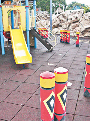 石柱與遊樂設施只有五至六步距離，但康文署仍然強調符合安全標準。