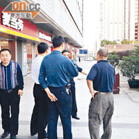 深圳鐵路公安處和春運辦人員在兇案現場了解詳情。