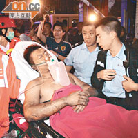 大部分傷者燒傷，被送上救護車時需戴氧氣罩協助呼吸。