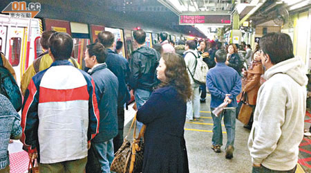 大批乘客聞到車廂有燒焦氣味，疏散至月台。（江偉霖攝）