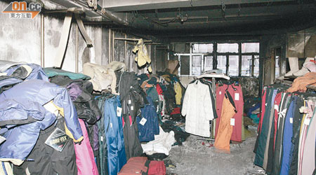 恐怖貨倉<br>死亡大廈的閣樓為一間塞滿衣物的成衣店，部分貨物被熏黑及焚毀。（李國健攝）
