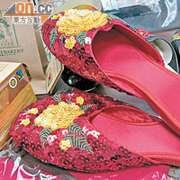 有五十多年歷史的本地繡花拖鞋，也是發售的產品之一。