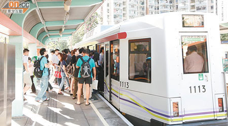 輕鐵505線來往屯門三聖至兆康，服務需求甚殷，非繁忙時間車廂亦見擠迫。