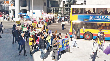 百多名打鼓嶺竹園村居民由中環滙豐總行，遊行至新政府總部請願。（陳名仲攝）