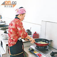 傣族人現已習慣沼氣煮食。
