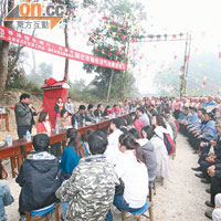 恒生義工隊向雲南村民講解「一池三改」的好處。