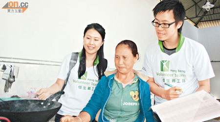 曾韻琪（左）見證沼氣計劃改善村民的生活。