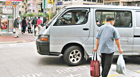 西貢街交通繁忙，運輸署遲遲未裝交通燈，被指罔顧安全。