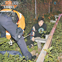 男乘客被拋過鐵欄倒臥草叢，右手骨折。