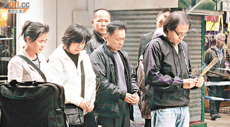 陳仙仙的親生父母（前排右二及右三）與多名親友到現場進行招魂儀式。（冼耀華攝）
