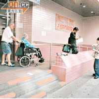 輪椅使用者經過一輪繞路後，始能到達徐展堂門診大樓。