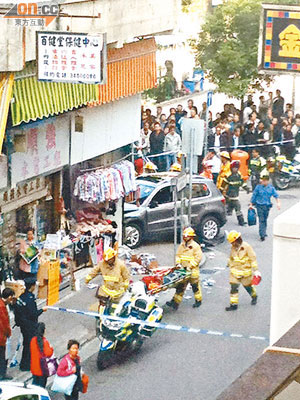 四驅車衝上行人路，撞倒三名女途人，消防員將傷者救出。（讀者提供）