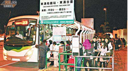 大批遊客滯留昂坪，等候乘車返回東涌。（何力棋攝）