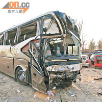 肇事旅遊巴車頭損毀嚴重，整個擋風玻璃完全碎裂。（劉志城攝）