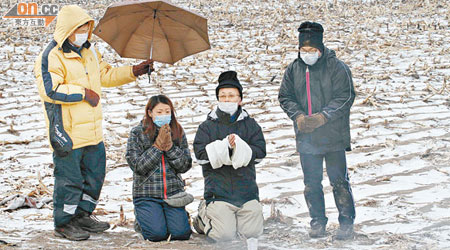 陳月勝（右二）跪地告妻，悲慟之情教人心酸。（劉志城攝）