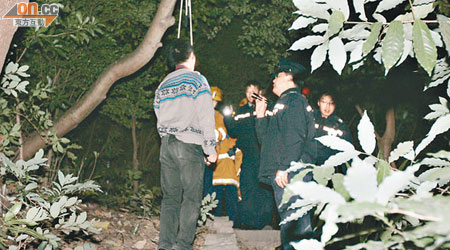 青年掛屍山邊大樹下，警方封鎖現場調查。（胡德威攝）