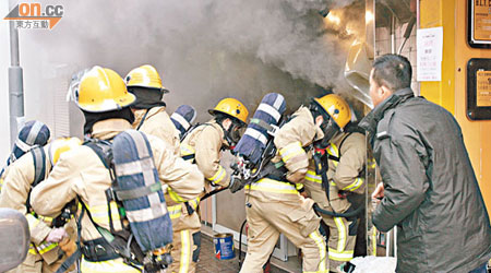 消防煙帽隊進入火場灌救。（黃智康攝）