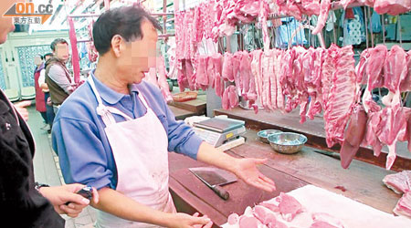 店員多次強調所出售全為新鮮豬肉，但當記者踢爆他拆盒解凍急凍豬肉，則隨即收口，不予回應。