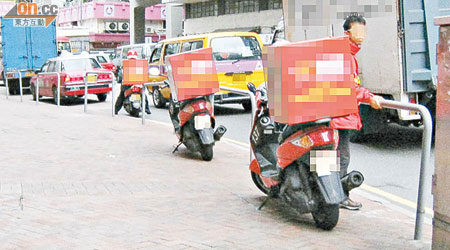 送貨電單車於行人路上行駛，對途人生命構成威脅。