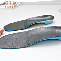 為患者度身訂造鞋墊，是治療足底筋膜炎常用方法。