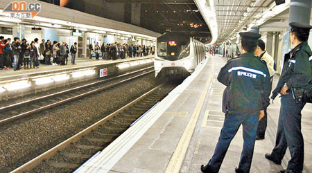 警方在港鐵路軌搜捕竊賊，大批乘客被迫滯留。（蘇仲賢攝）