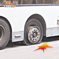 巴士爆胎，胎軨與輪胎已有分離迹象。