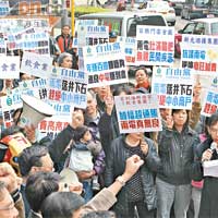 政黨及零售飲食界到兩電總部抗議。