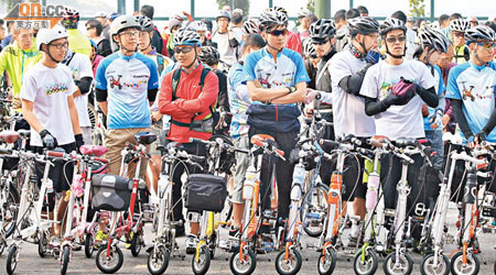 約三百名單車愛好者昨響應單車巡遊，要求政府在港島興建一條連貫堅尼地城至杏花邨的海濱單車走廊。（黃仲民攝）